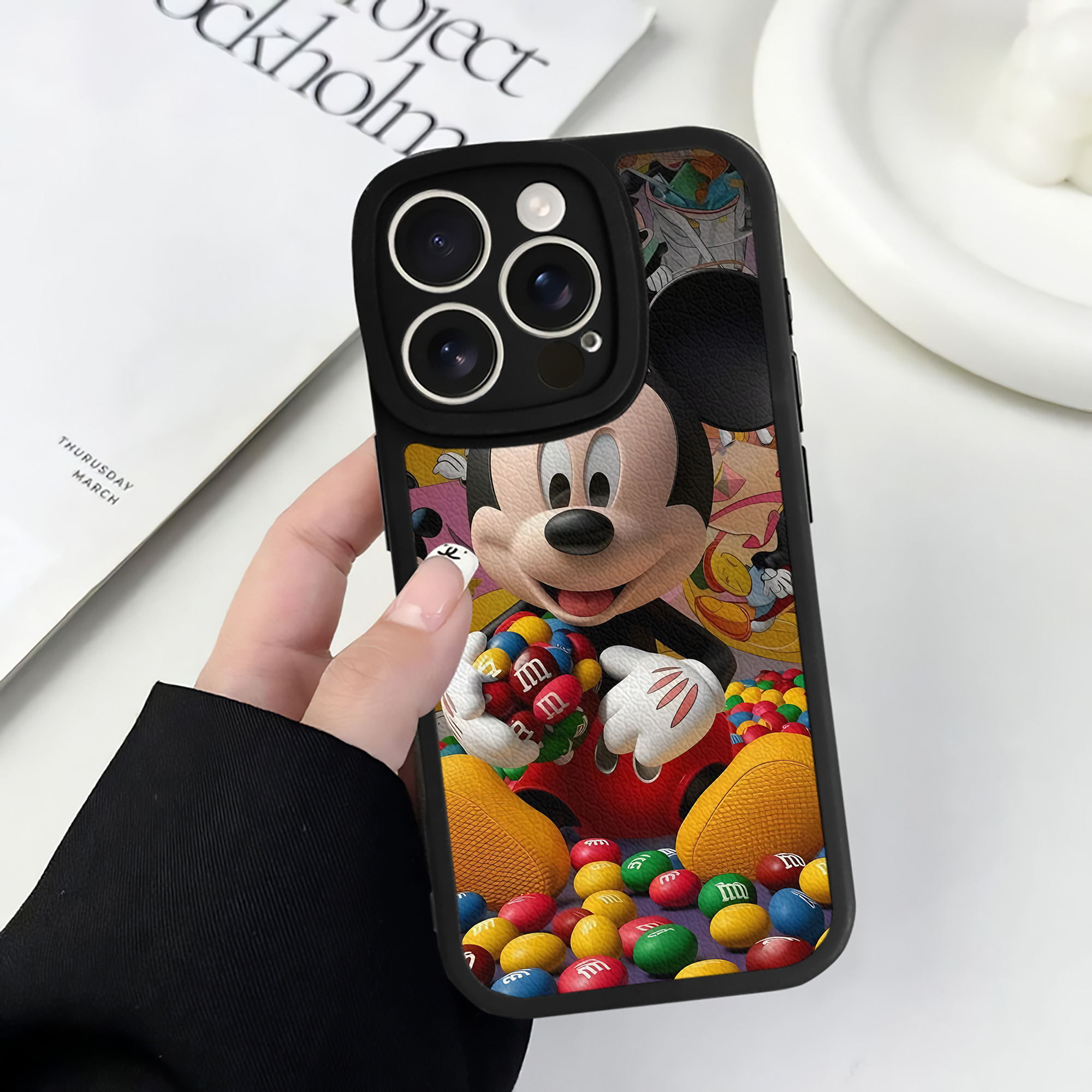（画像用） ミッキーマウス Mickey Mouse 【iPhone 16シリーズ対応】シリコンスマホケース（レザー調） 材質：シリコン